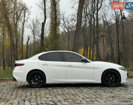 Білий Альфа Ромео Джулія, об'ємом двигуна 2 л та пробігом 40 тис. км за 22999 $, фото 3 на Automoto.ua