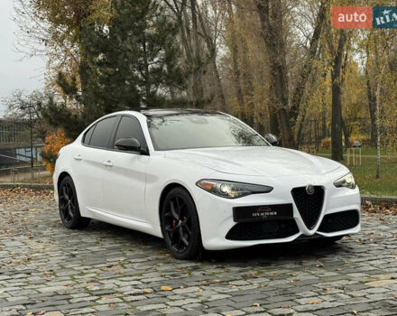 Белый Альфа Ромео Джулия, объемом двигателя 2 л и пробегом 40 тыс. км за 24999 $, фото 2 на Automoto.ua