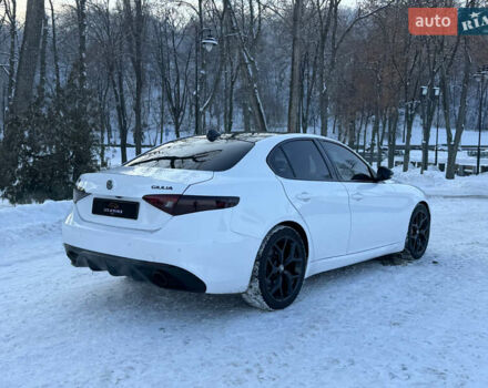 Білий Альфа Ромео Джулія, об'ємом двигуна 2 л та пробігом 40 тис. км за 22999 $, фото 136 на Automoto.ua