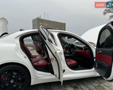 Белый Альфа Ромео Джулия, объемом двигателя 2 л и пробегом 40 тыс. км за 24999 $, фото 105 на Automoto.ua