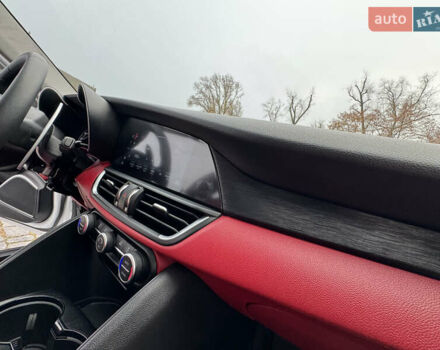 Белый Альфа Ромео Джулия, объемом двигателя 2 л и пробегом 40 тыс. км за 24999 $, фото 120 на Automoto.ua