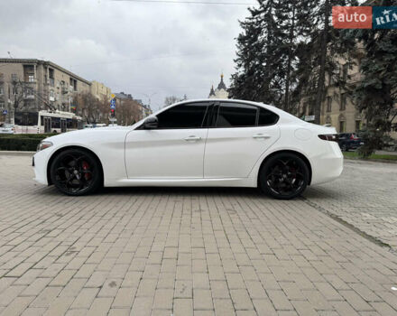 Белый Альфа Ромео Джулия, объемом двигателя 2 л и пробегом 110 тыс. км за 25000 $, фото 4 на Automoto.ua
