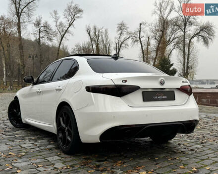 Белый Альфа Ромео Джулия, объемом двигателя 2 л и пробегом 40 тыс. км за 24999 $, фото 65 на Automoto.ua