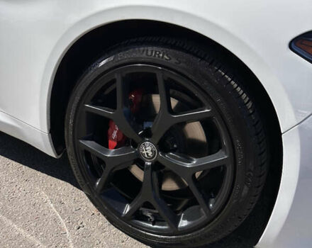 Белый Альфа Ромео Джулия, объемом двигателя 2 л и пробегом 45 тыс. км за 29000 $, фото 9 на Automoto.ua