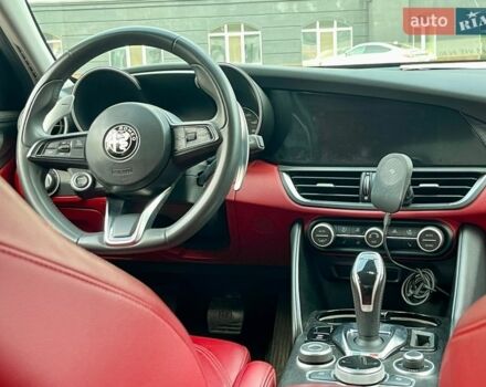 Білий Альфа Ромео Джулія, об'ємом двигуна 2 л та пробігом 74 тис. км за 21500 $, фото 7 на Automoto.ua