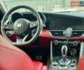 Білий Альфа Ромео Джулія, об'ємом двигуна 2 л та пробігом 74 тис. км за 21500 $, фото 7 на Automoto.ua