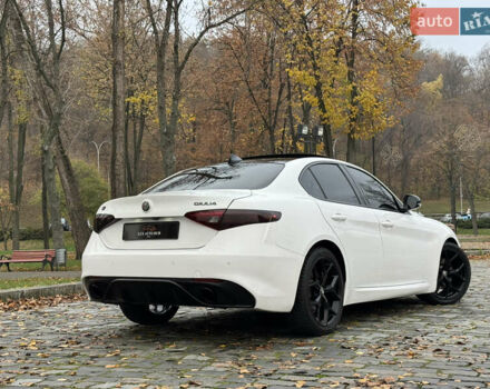 Белый Альфа Ромео Джулия, объемом двигателя 2 л и пробегом 40 тыс. км за 24999 $, фото 71 на Automoto.ua