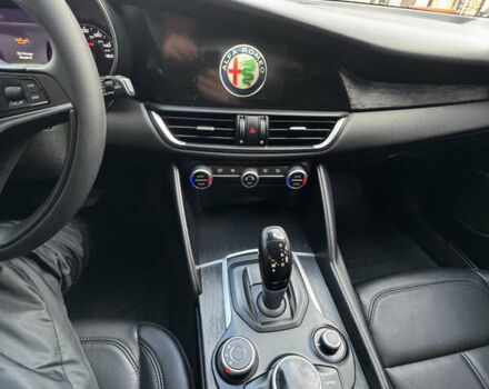 Белый Альфа Ромео Джулия, объемом двигателя 2 л и пробегом 110 тыс. км за 25000 $, фото 55 на Automoto.ua