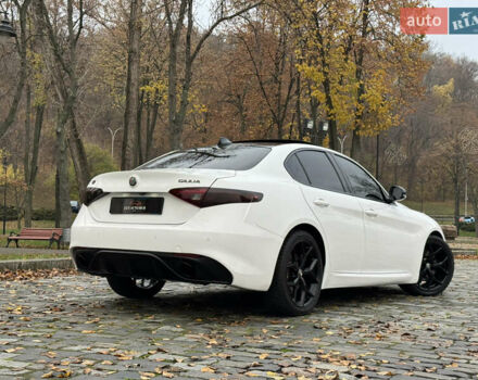 Белый Альфа Ромео Джулия, объемом двигателя 2 л и пробегом 40 тыс. км за 24999 $, фото 51 на Automoto.ua