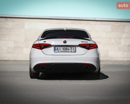 Белый Альфа Ромео Джулия, объемом двигателя 2 л и пробегом 82 тыс. км за 23800 $, фото 2 на Automoto.ua