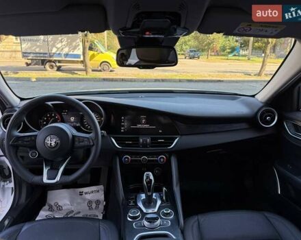 Белый Альфа Ромео Джулия, объемом двигателя 2 л и пробегом 47 тыс. км за 28500 $, фото 20 на Automoto.ua