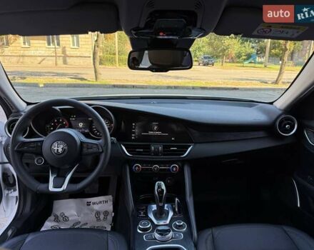 Белый Альфа Ромео Джулия, объемом двигателя 2 л и пробегом 47 тыс. км за 28500 $, фото 18 на Automoto.ua