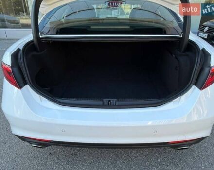 Белый Альфа Ромео Джулия, объемом двигателя 2 л и пробегом 47 тыс. км за 28500 $, фото 9 на Automoto.ua