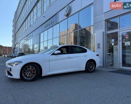 Белый Альфа Ромео Джулия, объемом двигателя 2 л и пробегом 47 тыс. км за 28500 $, фото 3 на Automoto.ua