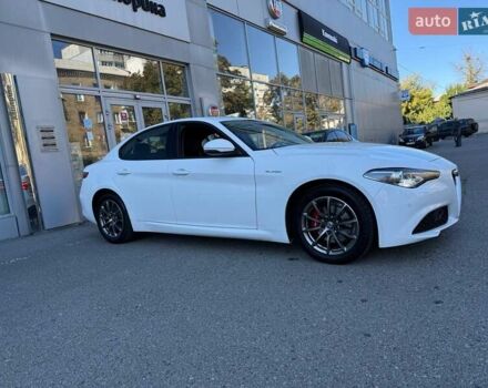 Белый Альфа Ромео Джулия, объемом двигателя 2 л и пробегом 47 тыс. км за 28500 $, фото 10 на Automoto.ua