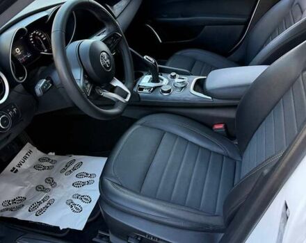 Белый Альфа Ромео Джулия, объемом двигателя 2 л и пробегом 47 тыс. км за 28500 $, фото 17 на Automoto.ua