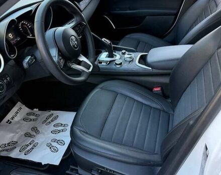 Белый Альфа Ромео Джулия, объемом двигателя 2 л и пробегом 47 тыс. км за 28500 $, фото 12 на Automoto.ua