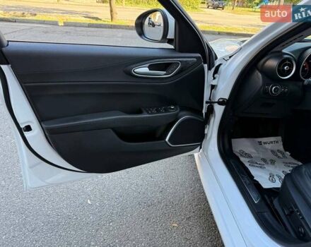 Белый Альфа Ромео Джулия, объемом двигателя 2 л и пробегом 47 тыс. км за 28500 $, фото 1 на Automoto.ua