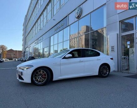 Белый Альфа Ромео Джулия, объемом двигателя 2 л и пробегом 47 тыс. км за 28500 $, фото 2 на Automoto.ua