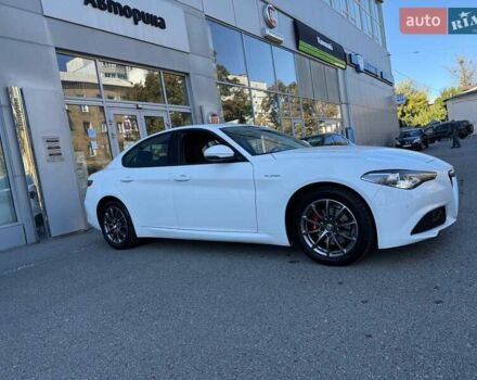 Белый Альфа Ромео Джулия, объемом двигателя 2 л и пробегом 47 тыс. км за 28500 $, фото 4 на Automoto.ua