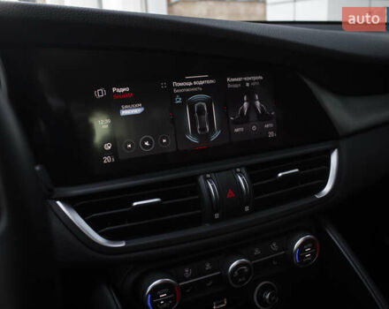 Белый Альфа Ромео Джулия, объемом двигателя 2 л и пробегом 28 тыс. км за 25000 $, фото 16 на Automoto.ua