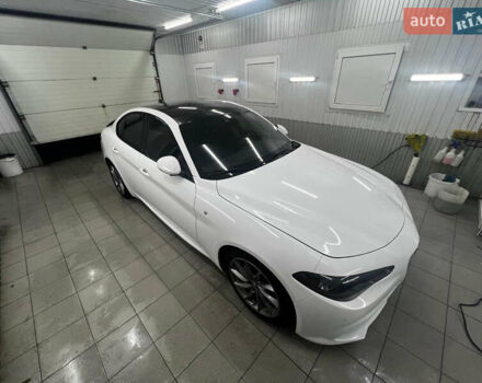 Белый Альфа Ромео Джулия, объемом двигателя 2 л и пробегом 35 тыс. км за 30000 $, фото 6 на Automoto.ua