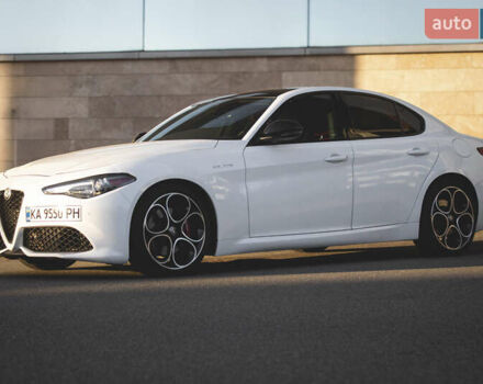 Белый Альфа Ромео Джулия, объемом двигателя 2 л и пробегом 28 тыс. км за 25000 $, фото 6 на Automoto.ua