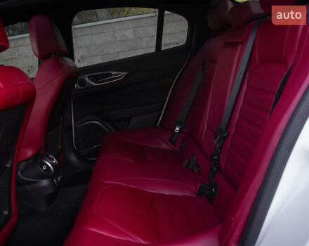 Белый Альфа Ромео Джулия, объемом двигателя 2 л и пробегом 28 тыс. км за 25000 $, фото 12 на Automoto.ua