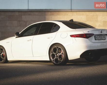 Белый Альфа Ромео Джулия, объемом двигателя 2 л и пробегом 28 тыс. км за 25000 $, фото 4 на Automoto.ua