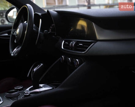 Белый Альфа Ромео Джулия, объемом двигателя 2 л и пробегом 28 тыс. км за 25000 $, фото 23 на Automoto.ua