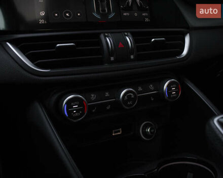 Белый Альфа Ромео Джулия, объемом двигателя 2 л и пробегом 28 тыс. км за 25000 $, фото 20 на Automoto.ua