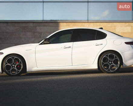 Белый Альфа Ромео Джулия, объемом двигателя 2 л и пробегом 28 тыс. км за 25000 $, фото 5 на Automoto.ua