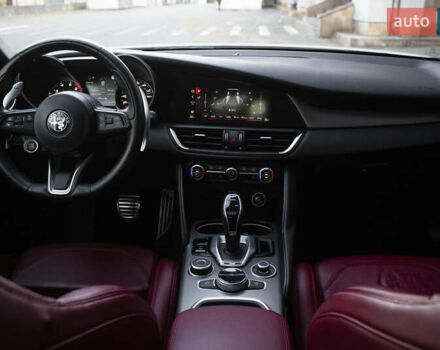 Белый Альфа Ромео Джулия, объемом двигателя 2 л и пробегом 28 тыс. км за 25000 $, фото 13 на Automoto.ua