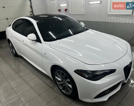 Белый Альфа Ромео Джулия, объемом двигателя 2 л и пробегом 35 тыс. км за 30000 $, фото 3 на Automoto.ua