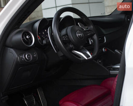 Белый Альфа Ромео Джулия, объемом двигателя 2 л и пробегом 28 тыс. км за 25000 $, фото 9 на Automoto.ua