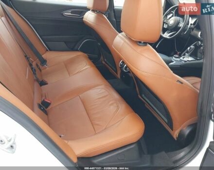 Білий Альфа Ромео Джулія, об'ємом двигуна 2 л та пробігом 38 тис. км за 15200 $, фото 6 на Automoto.ua