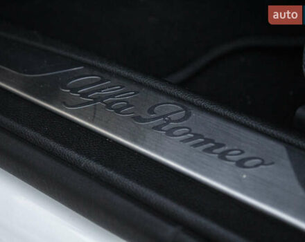 Белый Альфа Ромео Джулия, объемом двигателя 2 л и пробегом 28 тыс. км за 25000 $, фото 35 на Automoto.ua