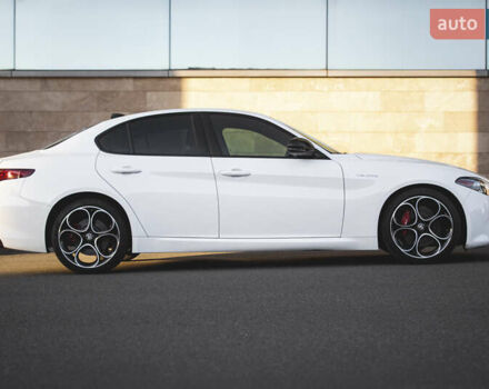 Белый Альфа Ромео Джулия, объемом двигателя 2 л и пробегом 28 тыс. км за 25000 $, фото 1 на Automoto.ua