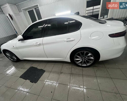 Белый Альфа Ромео Джулия, объемом двигателя 2 л и пробегом 35 тыс. км за 30000 $, фото 8 на Automoto.ua