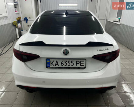 Белый Альфа Ромео Джулия, объемом двигателя 2 л и пробегом 35 тыс. км за 30000 $, фото 11 на Automoto.ua