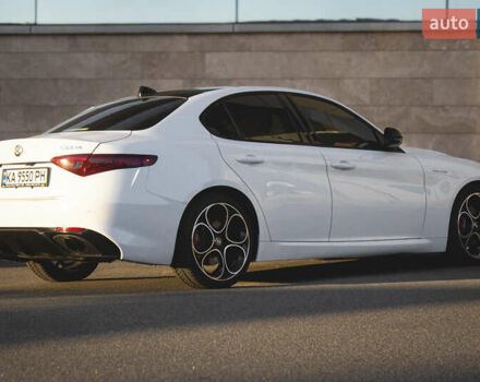 Белый Альфа Ромео Джулия, объемом двигателя 2 л и пробегом 28 тыс. км за 25000 $, фото 2 на Automoto.ua