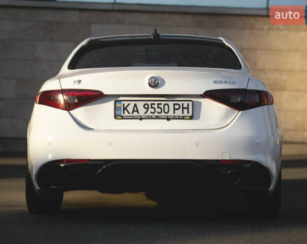 Белый Альфа Ромео Джулия, объемом двигателя 2 л и пробегом 28 тыс. км за 25000 $, фото 3 на Automoto.ua