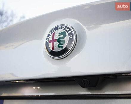 Белый Альфа Ромео Джулия, объемом двигателя 2 л и пробегом 28 тыс. км за 25000 $, фото 37 на Automoto.ua