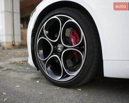 Белый Альфа Ромео Джулия, объемом двигателя 2 л и пробегом 28 тыс. км за 25000 $, фото 44 на Automoto.ua