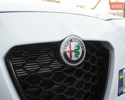 Белый Альфа Ромео Джулия, объемом двигателя 2 л и пробегом 28 тыс. км за 25000 $, фото 42 на Automoto.ua