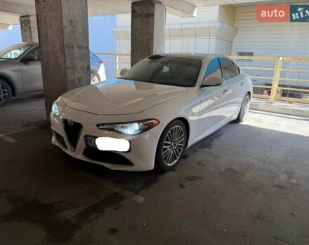 Белый Альфа Ромео Джулия, объемом двигателя 2 л и пробегом 87 тыс. км за 20500 $, фото 1 на Automoto.ua