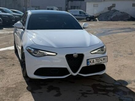 Белый Альфа Ромео Джулия, объемом двигателя 2 л и пробегом 137 тыс. км за 19500 $, фото 1 на Automoto.ua