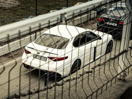 Белый Альфа Ромео Джулия, объемом двигателя 2 л и пробегом 12 тыс. км за 20500 $, фото 1 на Automoto.ua