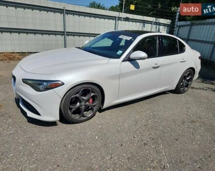 Белый Альфа Ромео Джулия, объемом двигателя 2 л и пробегом 94 тыс. км за 5300 $, фото 1 на Automoto.ua