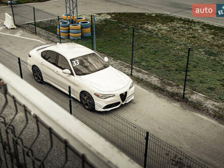 Белый Альфа Ромео Джулия, объемом двигателя 2 л и пробегом 115 тыс. км за 20500 $, фото 1 на Automoto.ua